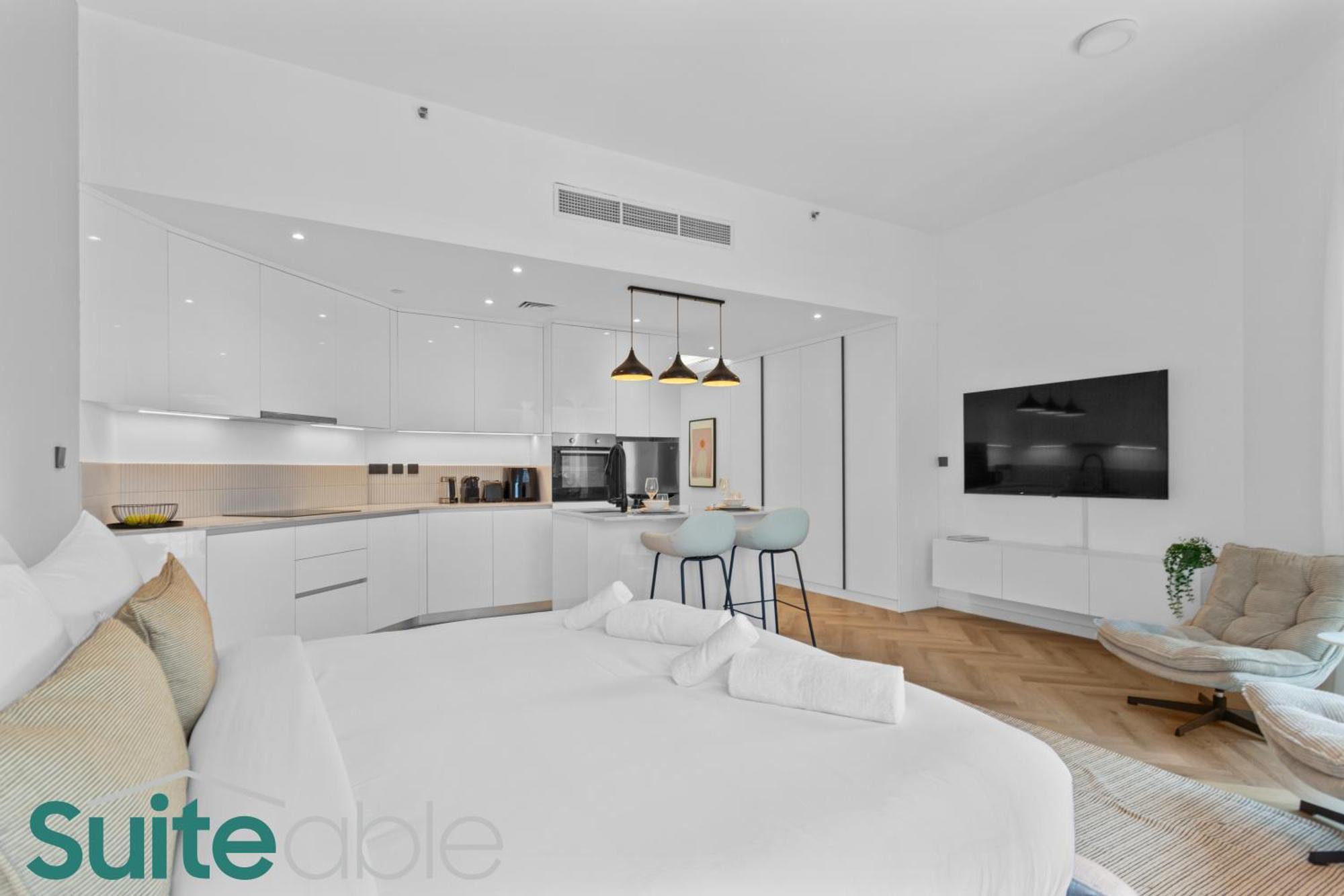 Spacious Refurbished Steps Away From Metro Dubai
